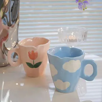 2022 Yaratıcı El Yapımı Seramik Kupalar El Boyalı Lale Orijinal Tasarım Düzensiz Kahve Fincanı Çay Süt Yaratıcı Hediyeler Kolu