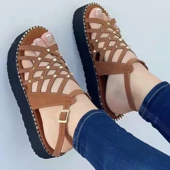 2022 Yeni Sandalet Kadın Ayakkabı Faux Süet Düz Renk Klasik Moda Rahat Tatil İçi Boş Örgü Perçin Toka platform sandaletler