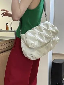 Büyük Naylon Yastıklı Çanta Kadınlar için Yumuşak Kabarık Omuz Crossbody Çanta Kış Tote Çanta Moda Bayanlar Flap saplı çanta Çantalar