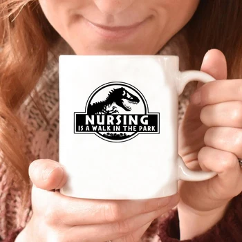 Hemşirelik Bir Parkta Yürümek Kahve Kupa Komik Jurassic Dinozor Kupa Sevimli Hemşire kahve fincanı Kişilik Kupalar Hediye Hemşire için