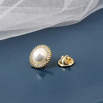 Kore Düğme Broş Moda İnci suni elmas toka Taklit Kabuk Boncuk Kelebek Pin Eşarp Toka Kadın Kazak Yaka Pimleri